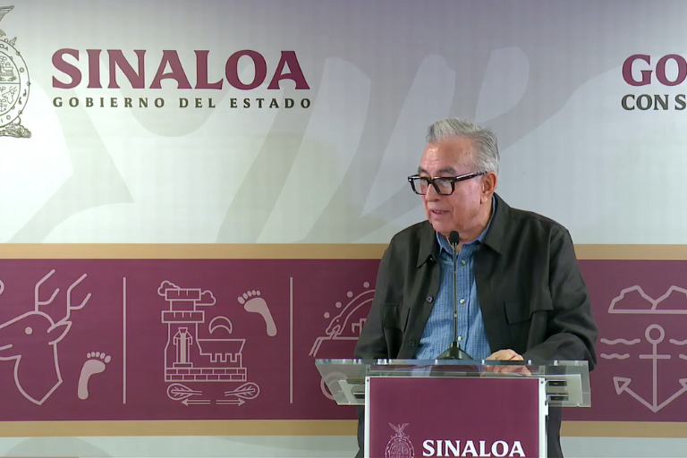 Es el pueblo el que quita, no alguien que grita, dice Rocha Moya ante protestas que exigían su renuncia