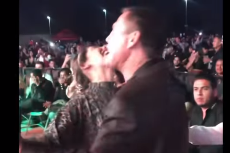 Julio César Chávez y su hija son captados bailando en concierto de Julión Álvarez