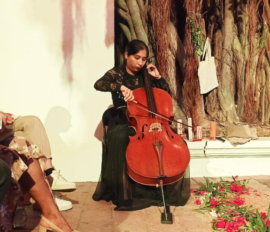 $!Iris Reza participa en el violonchelo.