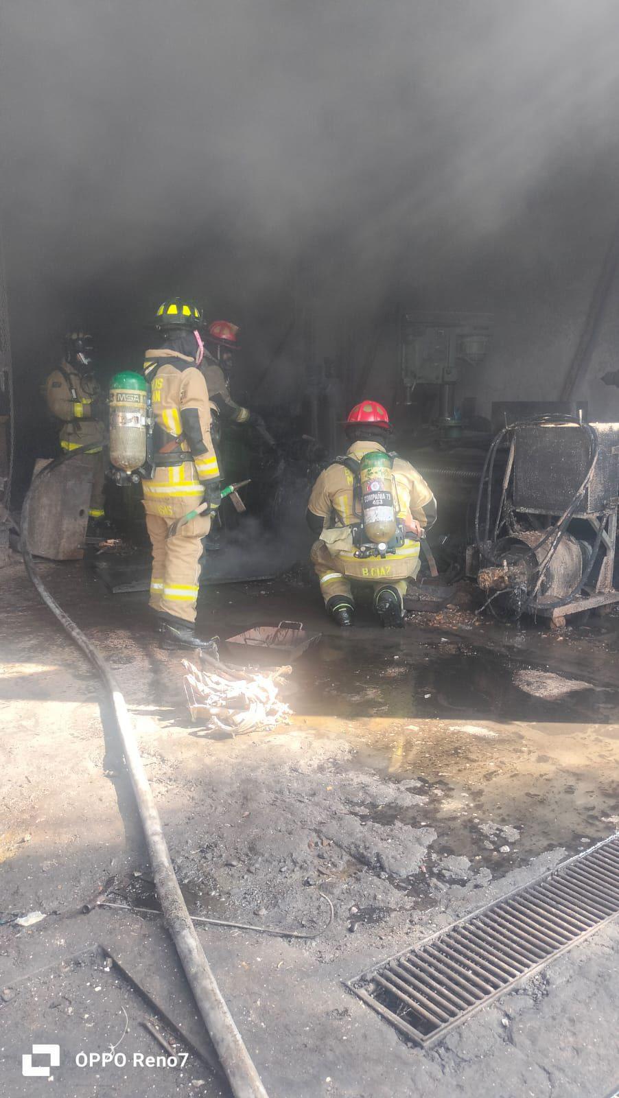 $!Moviliza a Bomberos Mazatlán incendio en taller mecánico en la Casa Redonda, en Mazatlán