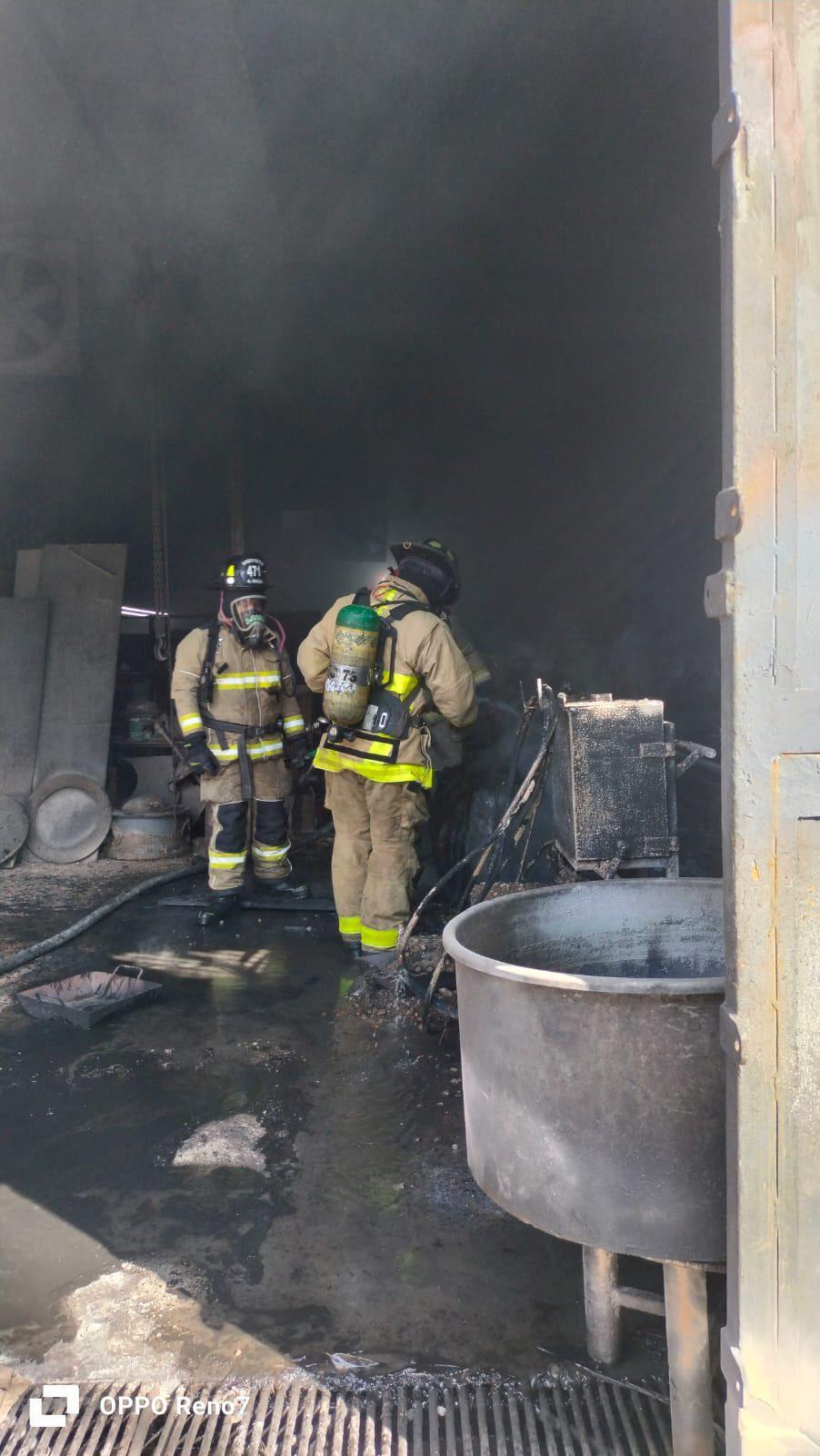 $!Moviliza a Bomberos Mazatlán incendio en taller mecánico en la Casa Redonda, en Mazatlán