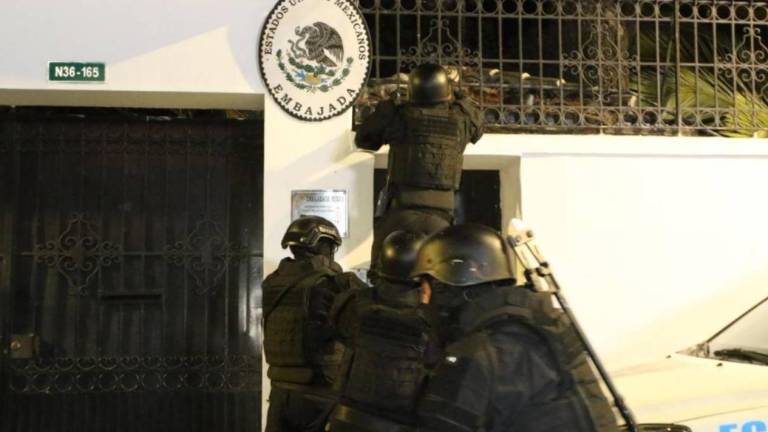 La policía ecuatoriana irrumpio en la Secretaría de Relaciones Exteriores y detuvo al ex vicepresidente.