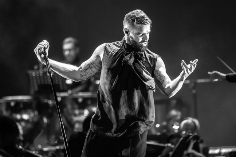 Ricky Martin es sorprendido por sus gemelos en pleno concierto en Suiza
