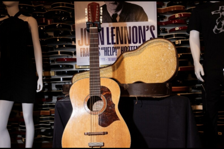 Subastan guitarra de John Lennon por casi 2.9 millones de dólares