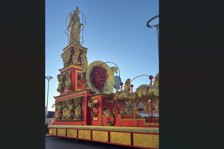 El león del carro alegórico que fue diseñado por Ocean Rodríguez fue modificado de dorado a rojo para resaltar la figura de la Reina del Carnaval de Mazatlán 2026 “Arriba la Tambora”.