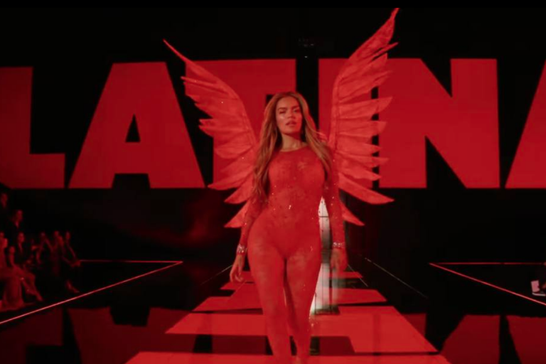 Debuta Karol G como un ‘angel’ de Victoria’s Secret en Nueva York