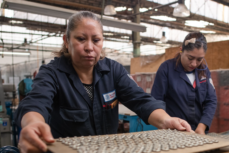 Inegi reporta que México sumó 805 mil personas empleadas, comparada con 2023