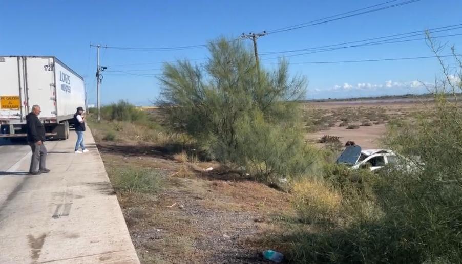 $!Vuelca taxi tras chocar contra un tráiler por la Mochis-Topolobampo, cuatro personas resultaron lesionadas