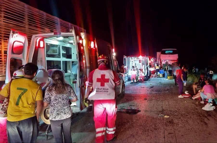 $!Camionazo en Sonora deja un chofer muerto y 39 lesionados; viajaban pasajeros de Guasave y Los Mochis