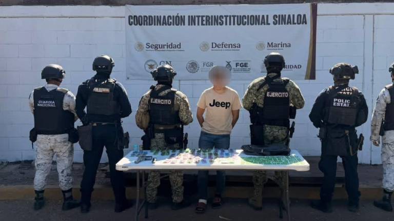 Agentes aseguraron arma, cartuchos y presuntas drogas tras la detención de un hombre en Culiacán.
