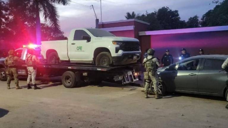 Vehículos con reporte de robo y equipo táctico fueron asegurados durante un cateo en el ejido Comanito.