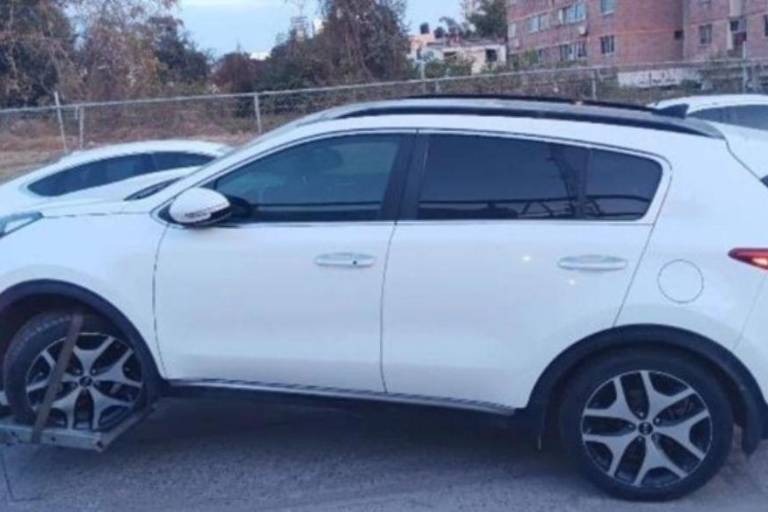 Localizan camioneta con reporte de robo en la zona Centro de Mazatlán