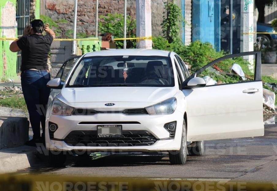 $!Con violencia, intentan despojar un auto en la Sánchez Celis, en Mazatlán