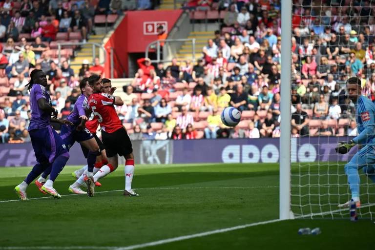 Fulham de Raúl Jiménez remonta al Southampton y mantiene vivo el sueño europeo