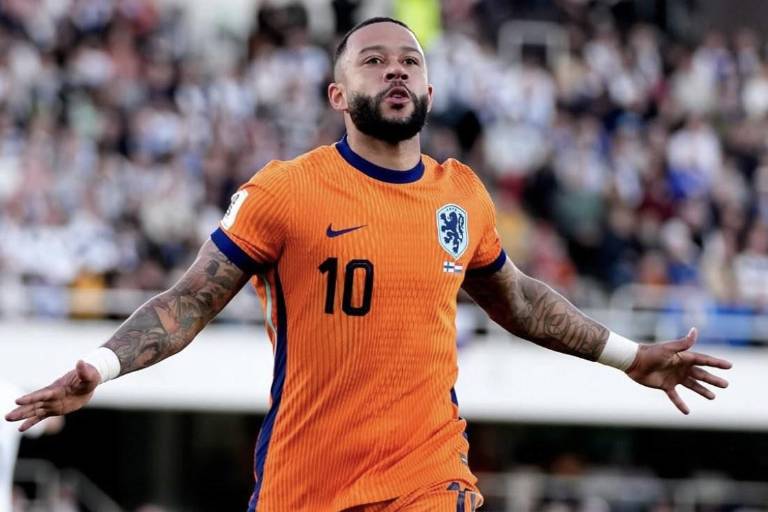 Memphis lidera a Países Bajos e iguala a Van Persie como máximo goleador histórico