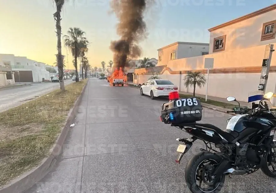 $!Cortocircuito provoca incendio y reduce a cenizas una camioneta en el norponiente de Los Mochis