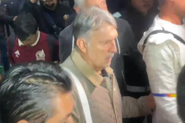 Tensa llegada de Tata Martino y jugadores a México