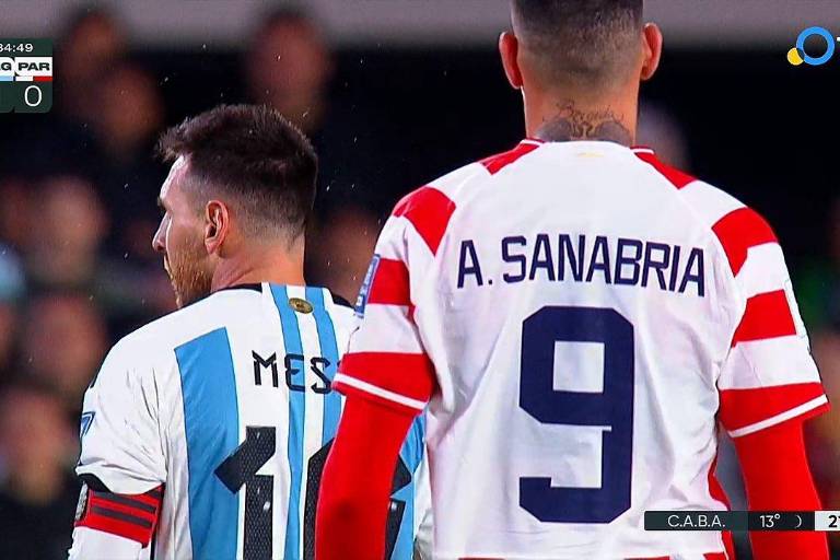 Jugador de Paraguay escupe a Messi en pleno juego