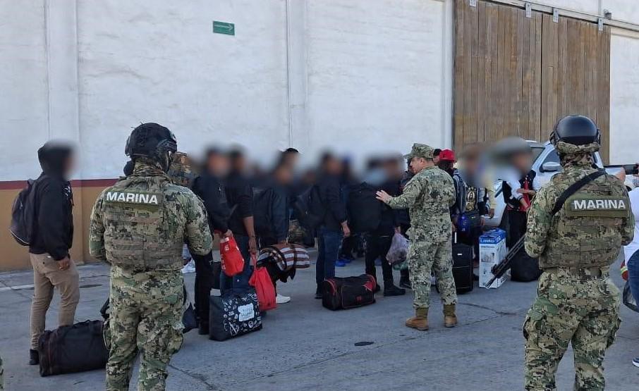 $!Rescatan a 28 menores trasladados ilegalmente en una embarcación cerca de Topolobampo