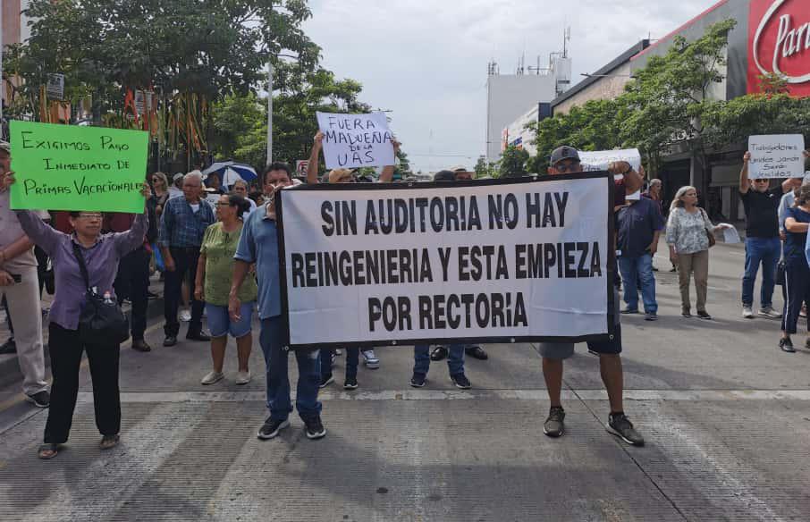 $!Llevan jubilados de la UAS manifestación a la avenida Obregón en Culiacán