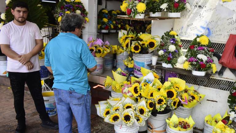 Comerciantes del Mercado de las Flores reportaron buenas ventas de las flores amarillas.