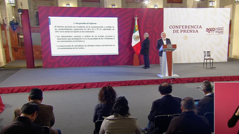 Alejandro Encinas dando un reporte del caso Ayotzinapa en la conferencia mañanera.