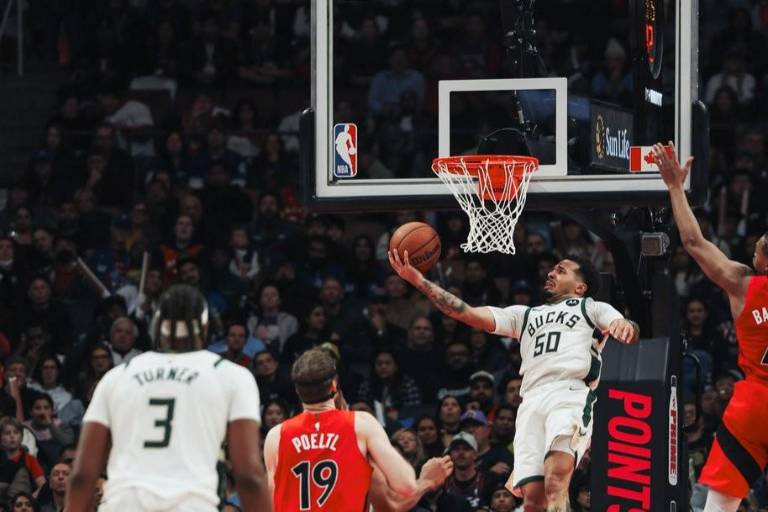 Giannis arruina el debut de Ingram en Toronto y los Bucks siguen invictos