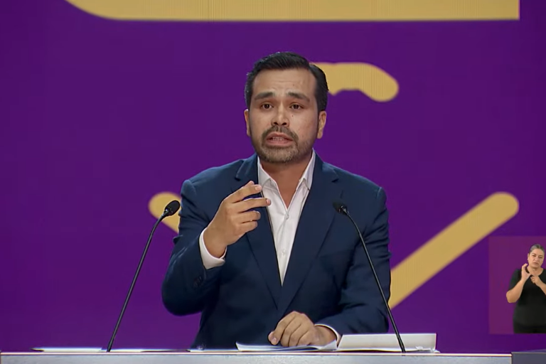 Promete Álvarez Máynez acabar con la corrupción en el sistema de salud