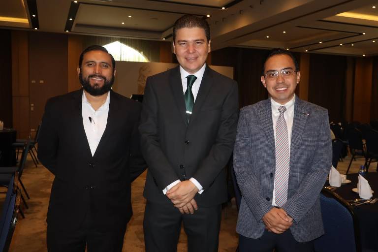 Con desayuno y conferencia, celebran abogados su día