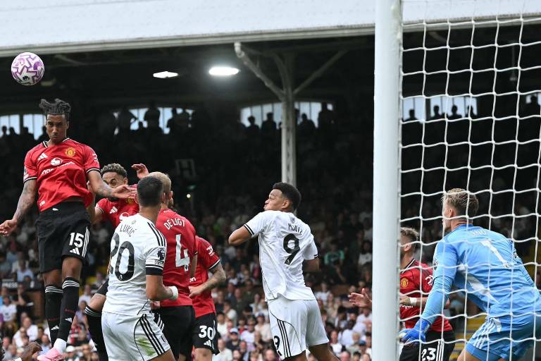 Raúl Jiménez y el Fulham rescatan un valioso empate ante el Manchester United
