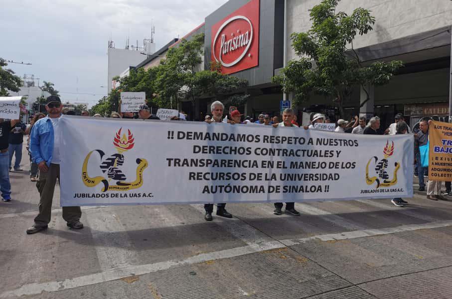 $!Llevan jubilados de la UAS manifestación a la avenida Obregón en Culiacán