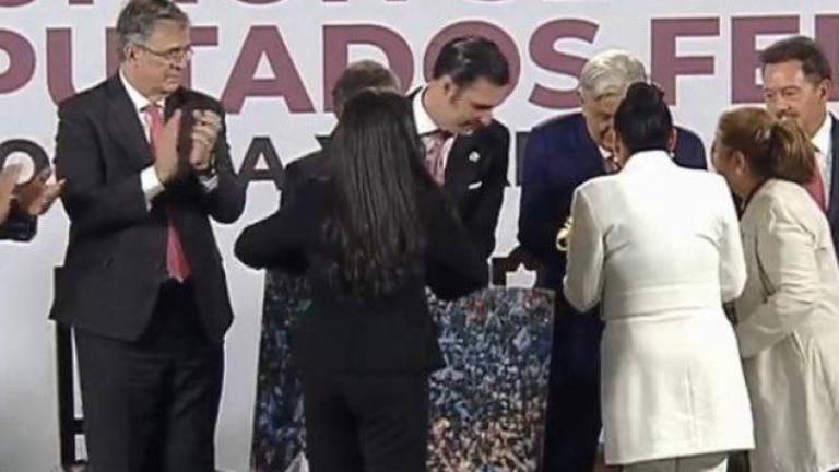 El Diputado federal Miguel Torruco Garza regala una fotografía impresa al Presidente Andrés Manuel López Obrador que no pagó.