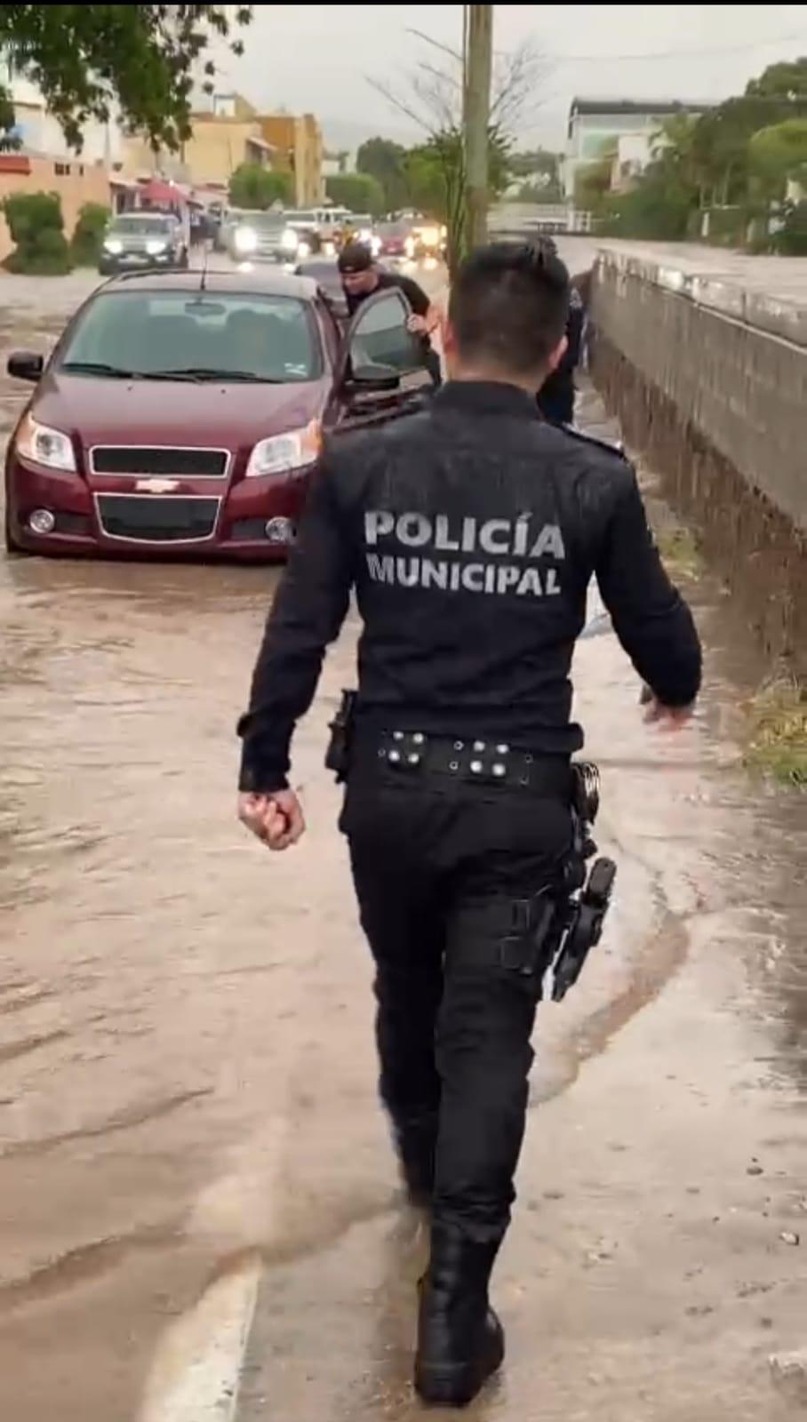 $!Por lluvias en Culiacán, 11 conductores fueron apoyados