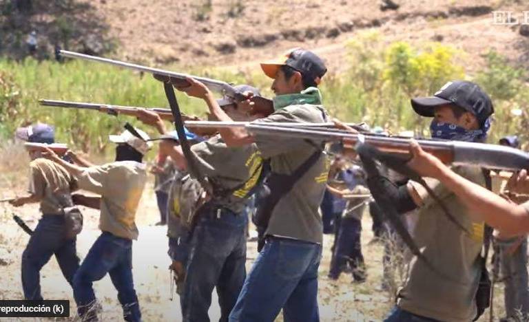 Niños toman armas en Guerrero y exigen al gobierno detener delincuencia y discriminación