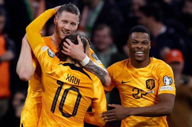 Tres selecciones más clasifican a la Euro; Francia logra goleada histórica