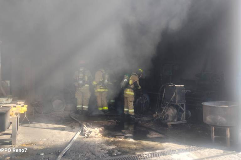 Moviliza a Bomberos Mazatlán incendio en taller mecánico en la Casa Redonda, en Mazatlán