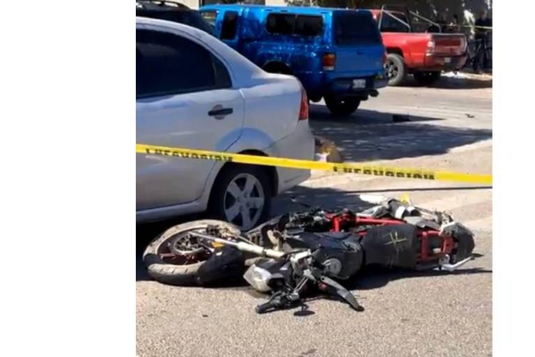 El motociclista murió al instante de impactarse contra la camioneta.