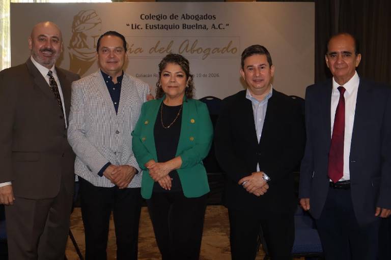 Con desayuno y conferencia, celebran abogados su día
