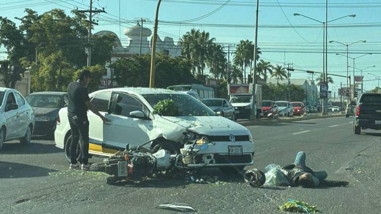 Motociclista resulta con lesiones de gravedad tras impactarse contra auto en Mazatlán