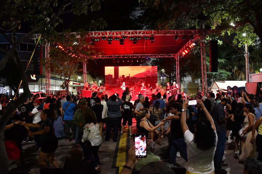 $!Sinaloenses bailan al ritmo de la cumbia colombiana en la Plazuela Obregón.