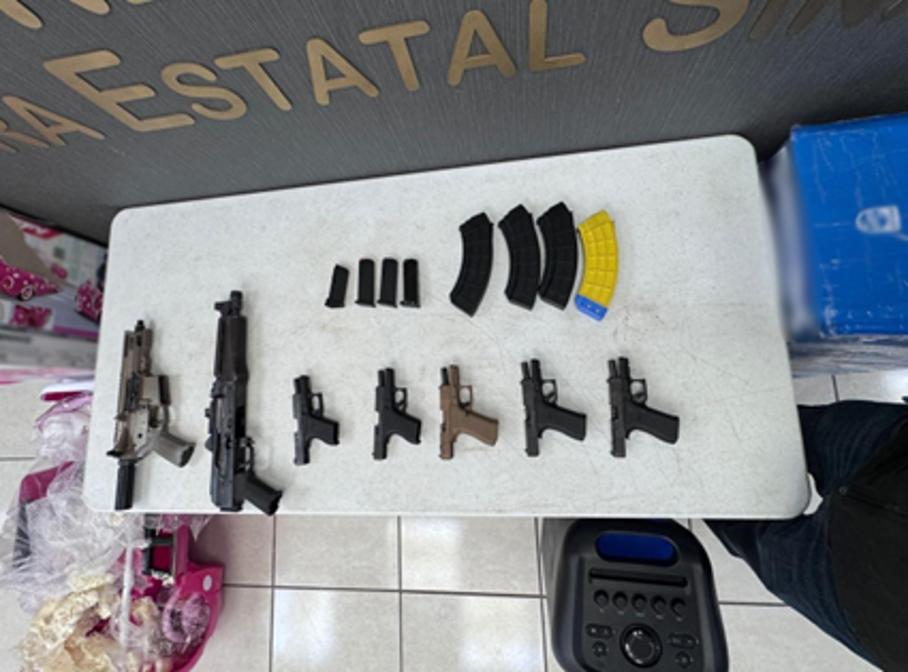 $!Decomisan siete armas de fuego en empresa de paquetería en Culiacán