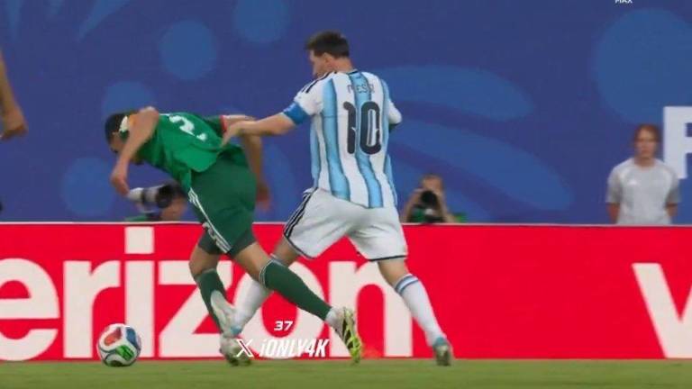 Lionel Messi cometió una dura falta que muchos consideraron que era para expulsión, pero el argentino no fue ni amonestado.