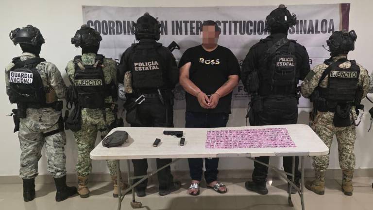 Policías estatales detuvieron a un hombre con un arma, cartuchos y 200 dosis de presunto cristal, en Villa Unión.
