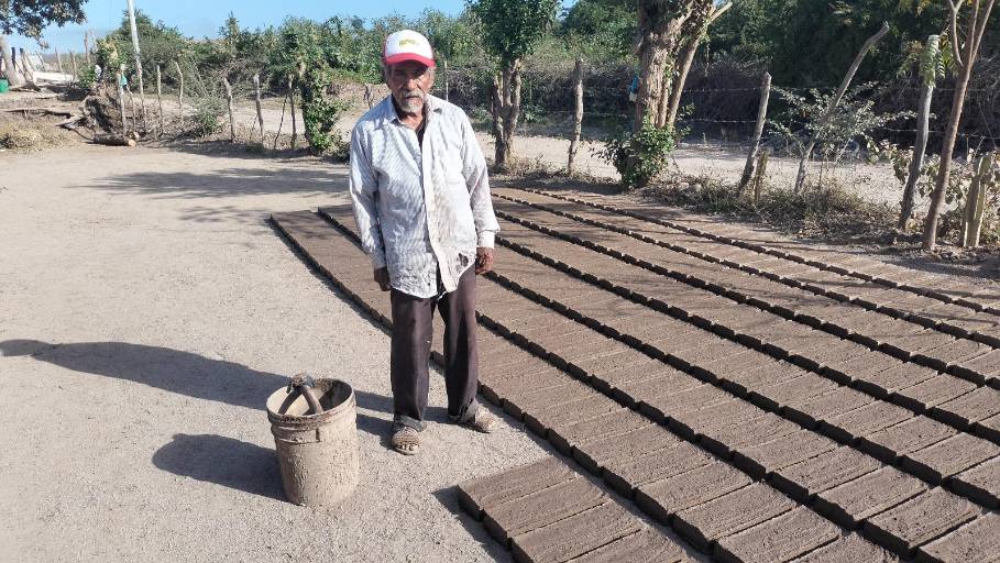 Don José Luis da continuidad a la elaboración artesanal del ladrillo en Rosario