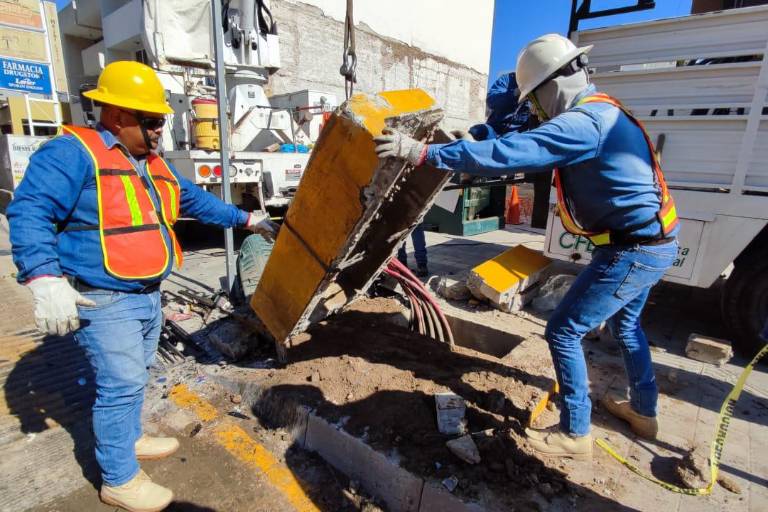 Repone CFE transformador dañado en accidente en Mazatlán y se forma caos vial en la Zona Dorada