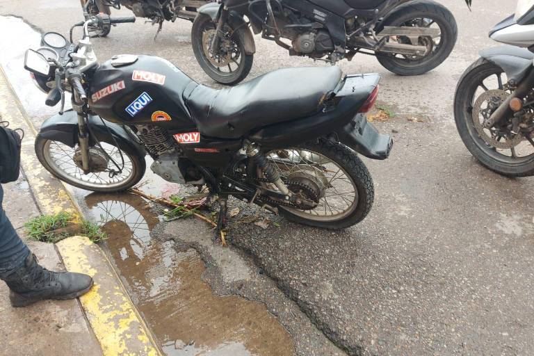 Policía Estatal Preventiva recupera moto robada y detienen a una persona en Culiacán