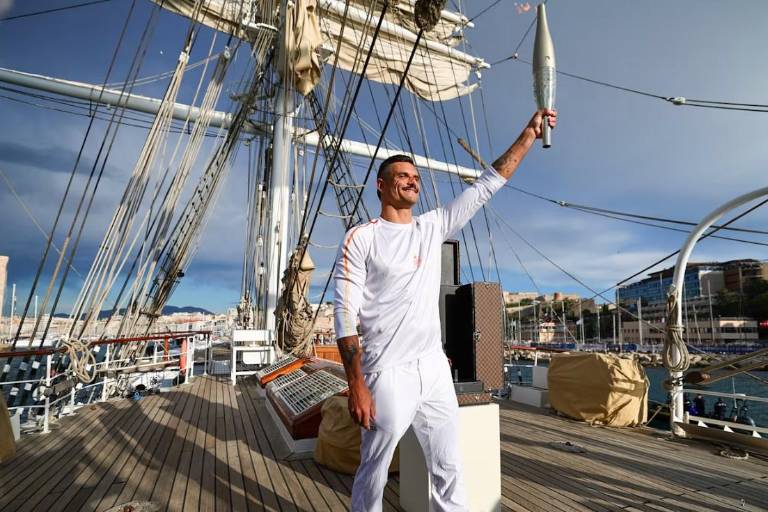 La llama olímpica ya está en Francia