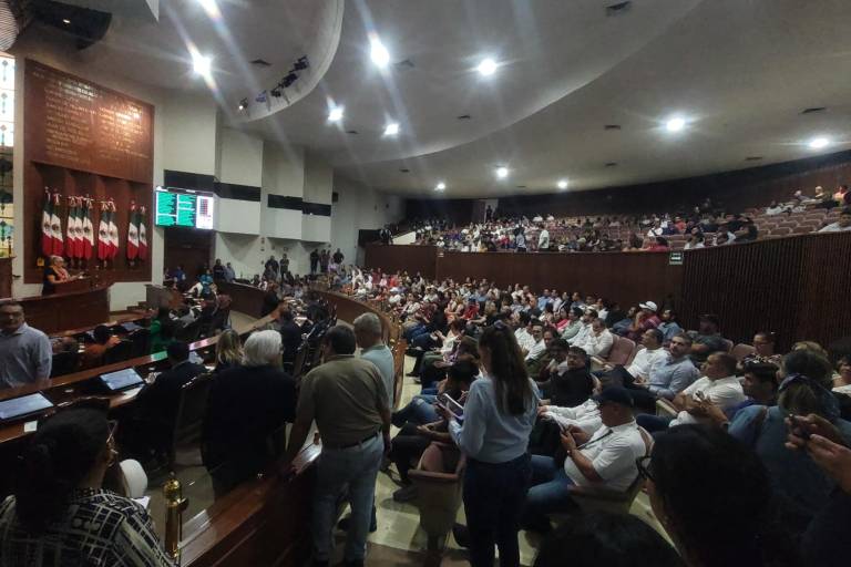 Trabajadores de la UAS irrumpen en el Congreso del Estado previo a sesión