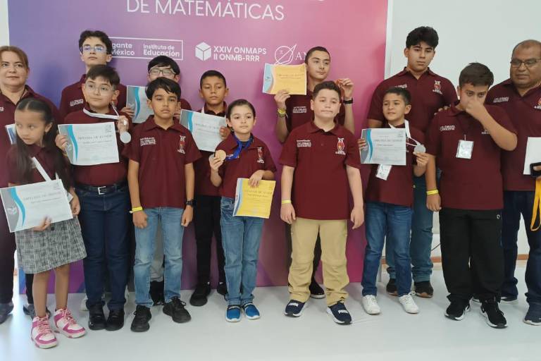 Recibe Matías Javier su medalla de oro tras haber ganado la XXIV Olimpiada Nacional de Matemáticas