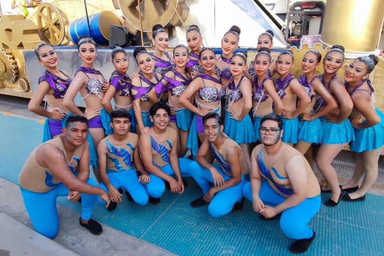 Sorprenden carros alegóricos carnavaleros a vacacionista de Semana Santa